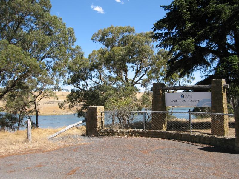 Kyneton - Lauriston Reservoir: Entrance gate to reservoir