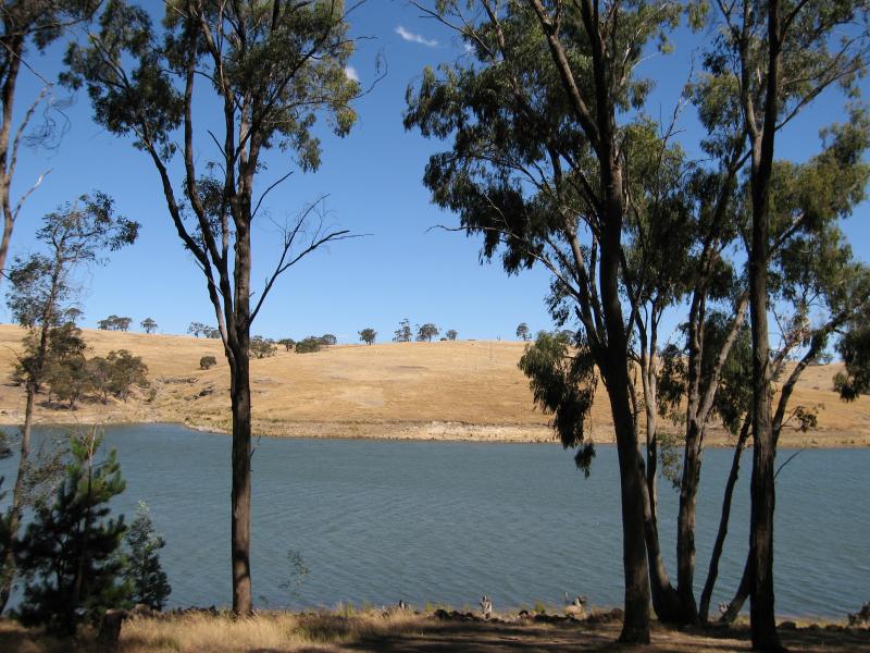 Kyneton - Lauriston Reservoir: View across reservoir