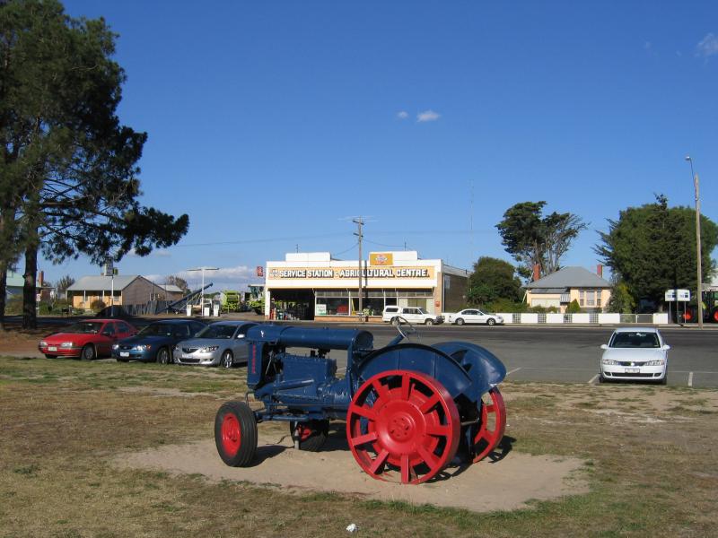 Lake Bolac - Information & Business Centre, corner Glenelg Highway and Montgomery Street: View south towards Glenelg Hwy