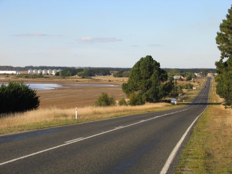 Lake Bolac - Around Lake Bolac: View east along Glenelg Hwy, 1.5 km west of town centre