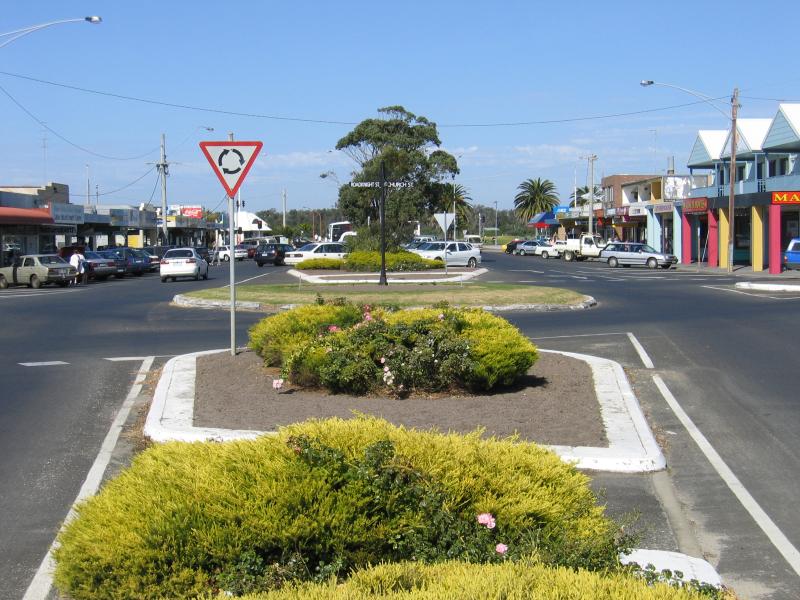 Lakes Entrance - Myer Street and shops: View south along Myer St towards Roadknight St and Church St