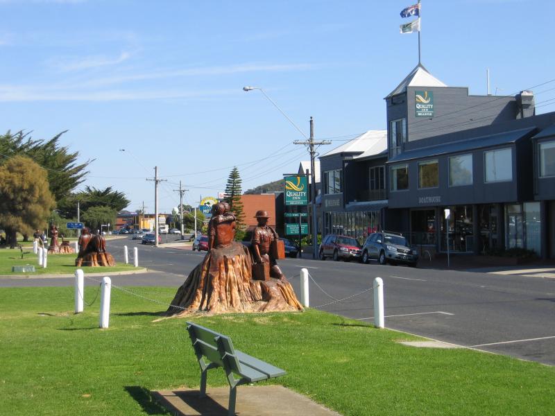Lakes Entrance - Shops and accommodation along Esplanade: Wooden sculpture, view west along Esplanade between Barks Av and Carstairs Av