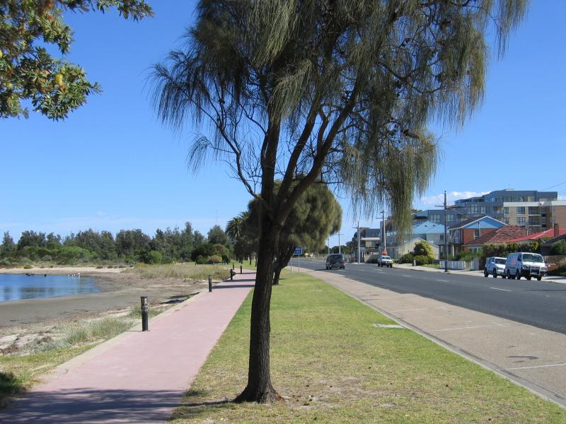 Lakes Entrance - Shops and accommodation along Esplanade - View west along Esplanade between Carstairs Av and Laura St