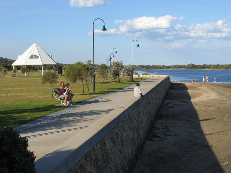 Lakes Entrance - Marinas, jetties and foreshore, Cunninghame Arm along Esplanade - View east along foreshore at footbridge