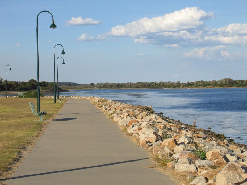 Lakes Entrance - Marinas, jetties and foreshore, Cunninghame Arm along Esplanade: Path along foreshore, east of footbridge