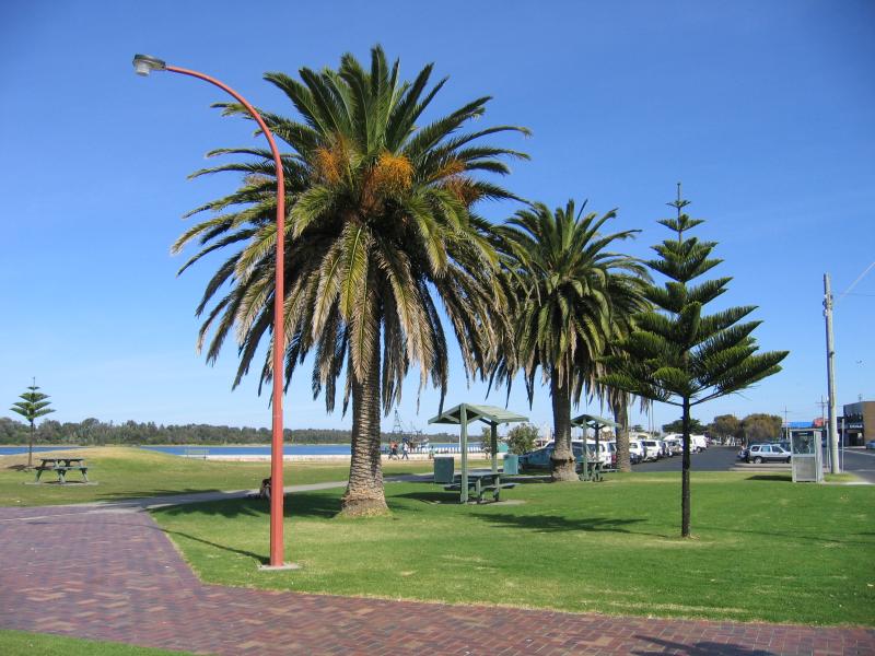 Lakes Entrance - Marinas, jetties and foreshore, Cunninghame Arm along Esplanade: View west along foreshore at footbridge