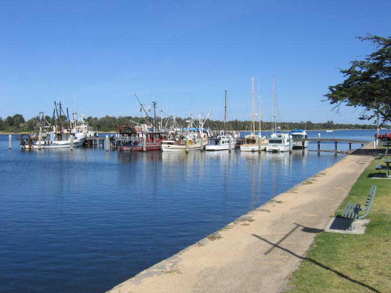 Lakes Entrance - Marinas, jetties and foreshore, Cunninghame Arm along Esplanade: View west along foreshore towards Bank Jetty