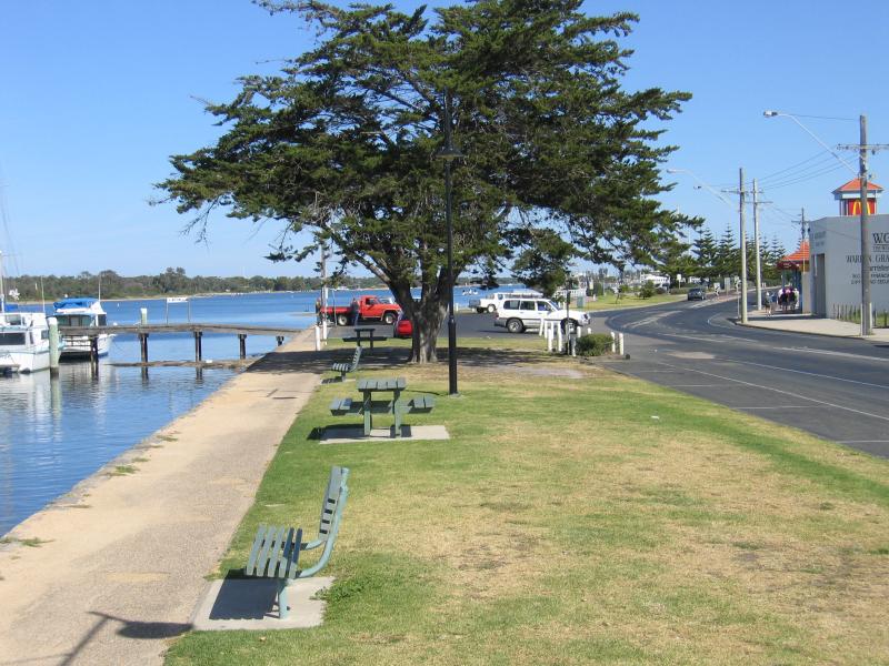 Lakes Entrance - Marinas, jetties and foreshore, Cunninghame Arm along Esplanade: View west along foreshore towards Bank Jetty