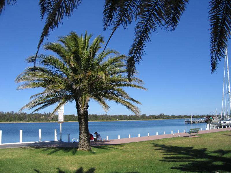 Lakes Entrance - Marinas, jetties and foreshore, Cunninghame Arm along Esplanade: View west along foreshore opposite Mechanics St
