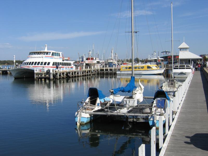 Lakes Entrance - Marinas, jetties and foreshore, Cunninghame Arm along Esplanade: View west along foreshore towards Post Office Jetty