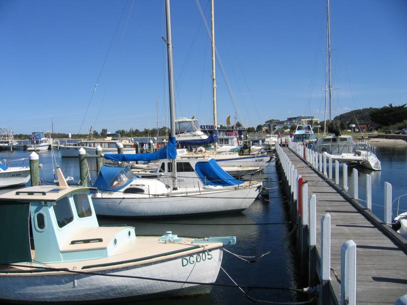 Lakes Entrance - Marinas, jetties and foreshore, Cunninghame Arm along Esplanade: Central Harbour between Barks Av and Carstairs Av
