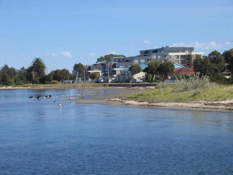 Lakes Entrance - Marinas, jetties and foreshore, Cunninghame Arm along Esplanade: View west along foreshore between Carstairs Av and Laura St