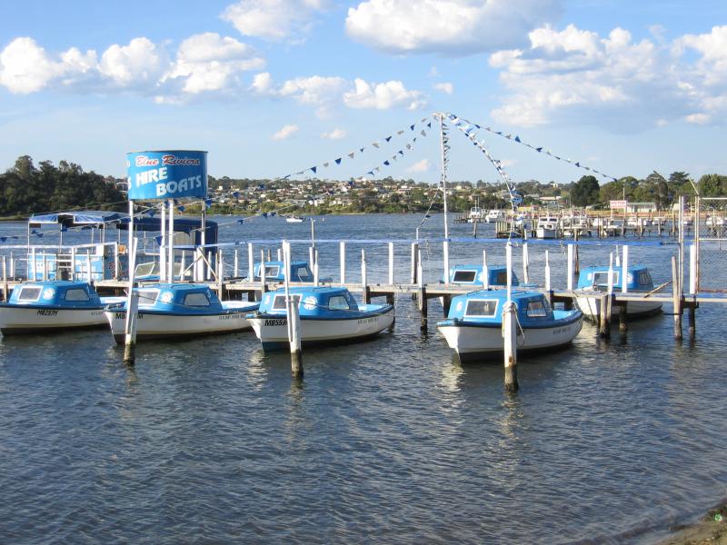 Lakes Entrance - Marine Parade: Hire boats opposite Carstairs Av
