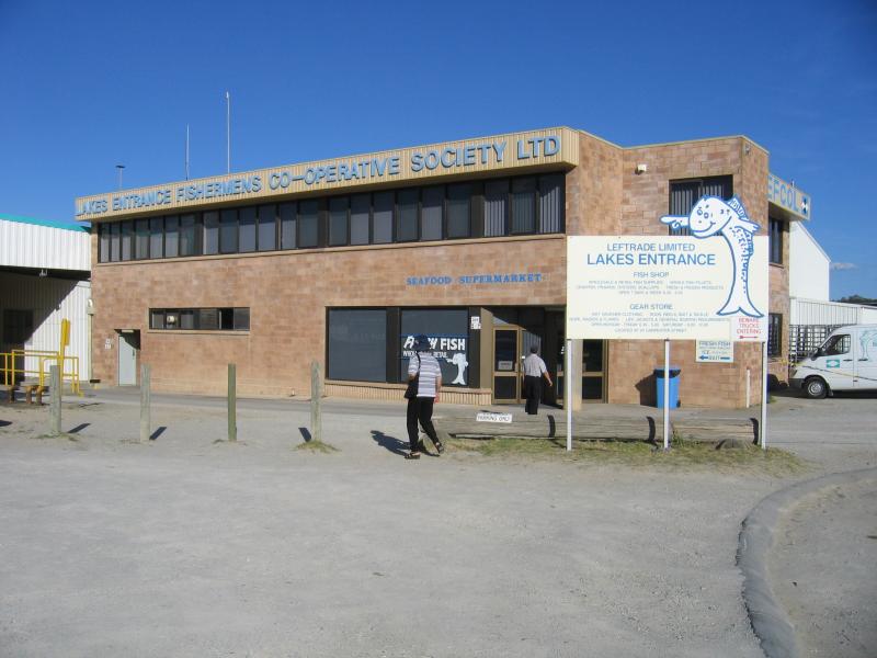 Lakes Entrance - Bullock Island: Lakes Entrance Fishermans Co-Op and seafood supermarket, Bullock Island Rd