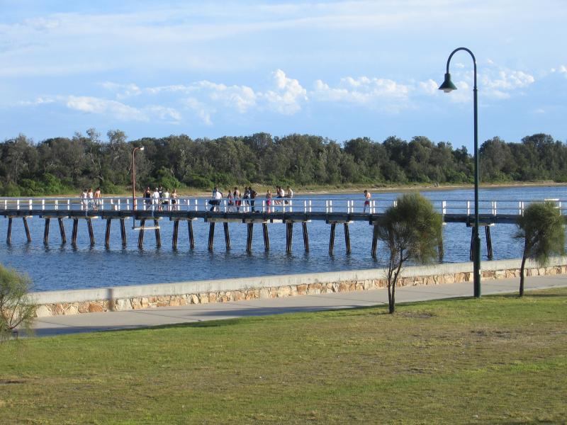 Lakes Entrance - Footbridge across Cunninghame Arm from Esplanade to Main Beach: View west to footbridge from foreshore along Esplanade