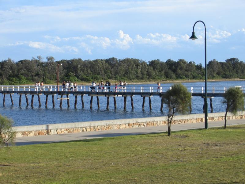 Lakes Entrance - Footbridge across Cunninghame Arm from Esplanade to Main Beach - View west to footbridge from foreshore along Esplanade