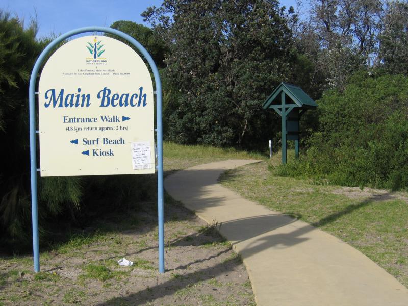 Lakes Entrance - Main Beach along Cunninghame Arm: Start of the 'Entrance Walk' near footbridge