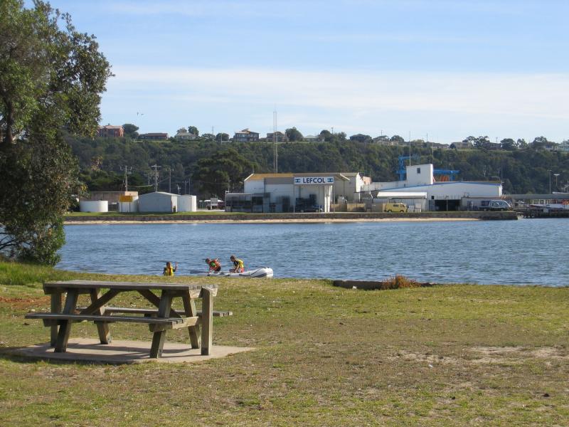 Lakes Entrance - Main Beach along Cunninghame Arm: Picnic and BBQ area at Flagstaff Jetty