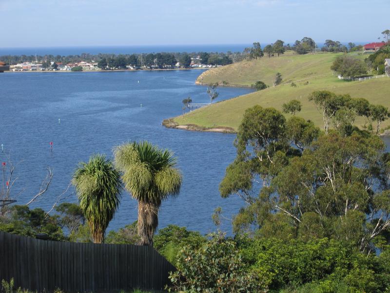 Lakes Entrance - Residential areas along North Arm - View south along North Arm from end of Capes Rd
