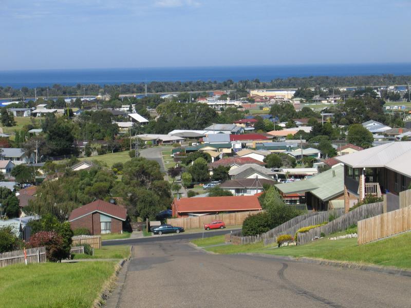 Lakes Entrance - Residential areas along North Arm: View south along Hillcrest Rise at O'Neills Rd