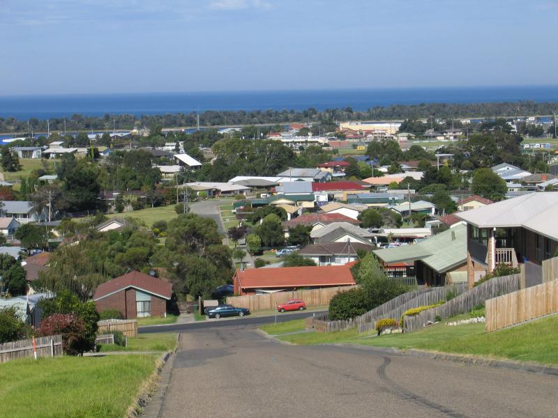 Lakes Entrance - Residential areas along North Arm - View south along Hillcrest Rise at O'Neills Rd