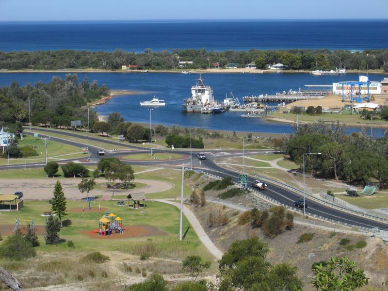 Lakes Entrance - Views from Seaview Parade, Kalimna: View south-east towards Apex Park and Esplanade at Marine Pde