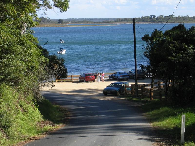 Lakes Entrance - Kalimna Hotel and jetty - View south along Kalimna Jetty Rd towards jetty