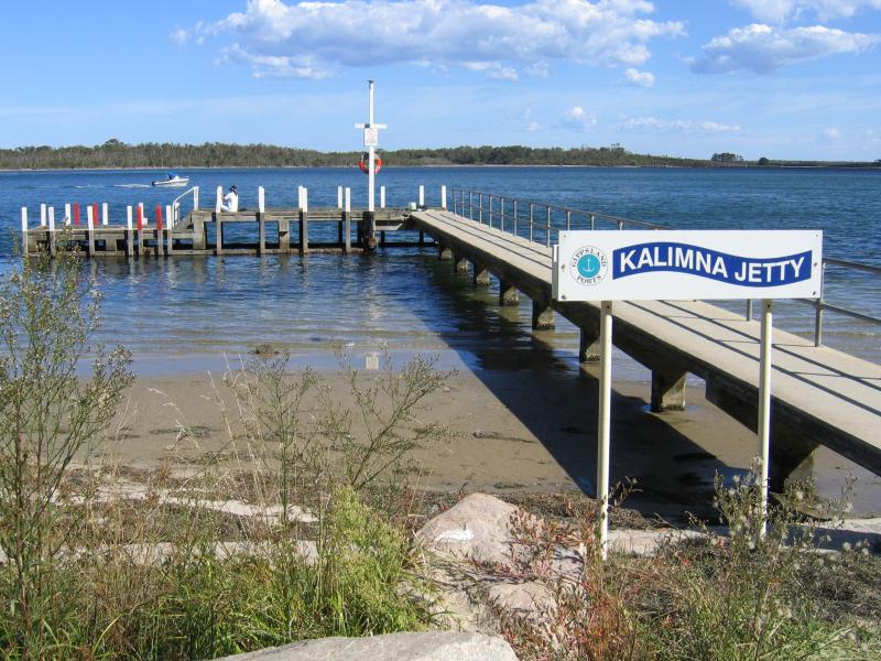 Lakes Entrance - Kalimna Hotel and jetty - Kalimna Jetty