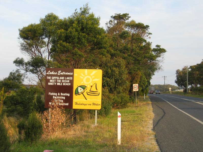 Lakes Entrance - Outskirts of Lakes Entrance: Lakes Entrance tourist sign, Princes Hwy west of Lakes Entrance