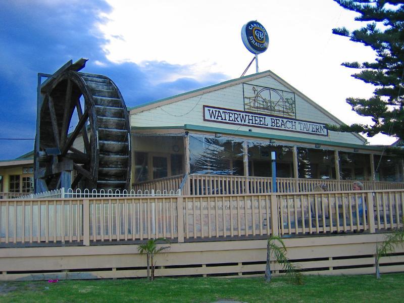 Lakes Entrance - Lake Tyers: Waterwheel Beach Tavern, eastern end of Lake Tyers Rd