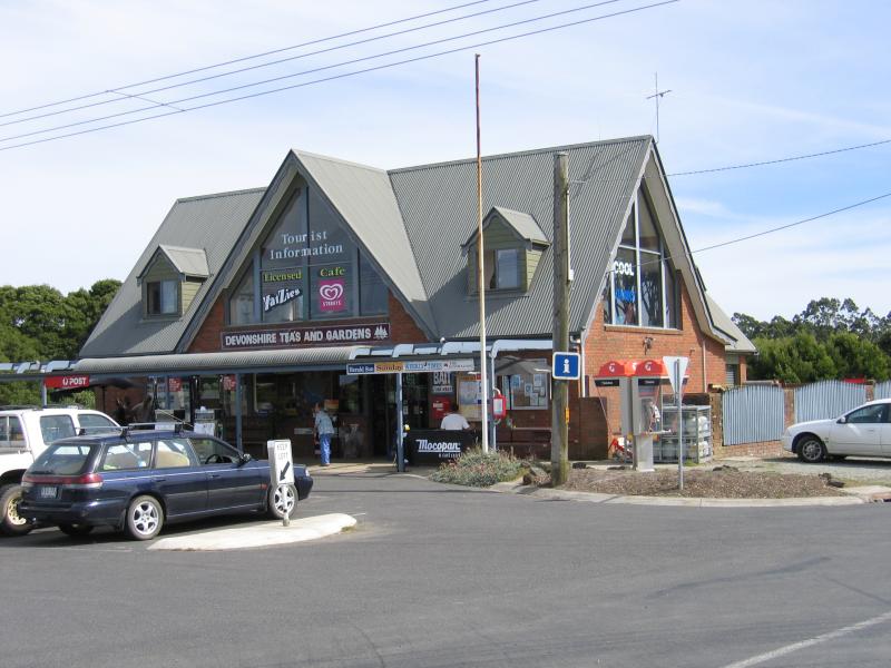 Lavers Hill - Shops and commercial centre: Yatzies licenced cafe and tourist information, corner Colac Rd and Cobden Rd