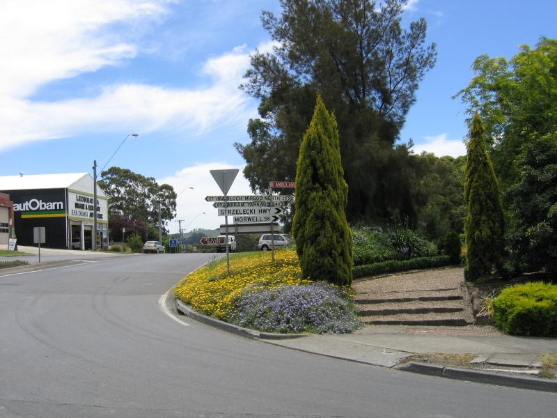 Leongatha - Anderson Street area: View north-west along Anderson St at McCartin St towards Shire of Woorayl Centenary Park