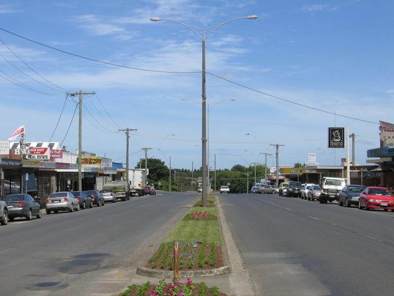 Leongatha - Commercial centre and shops: View south along Bair St between Lyon St and Church St