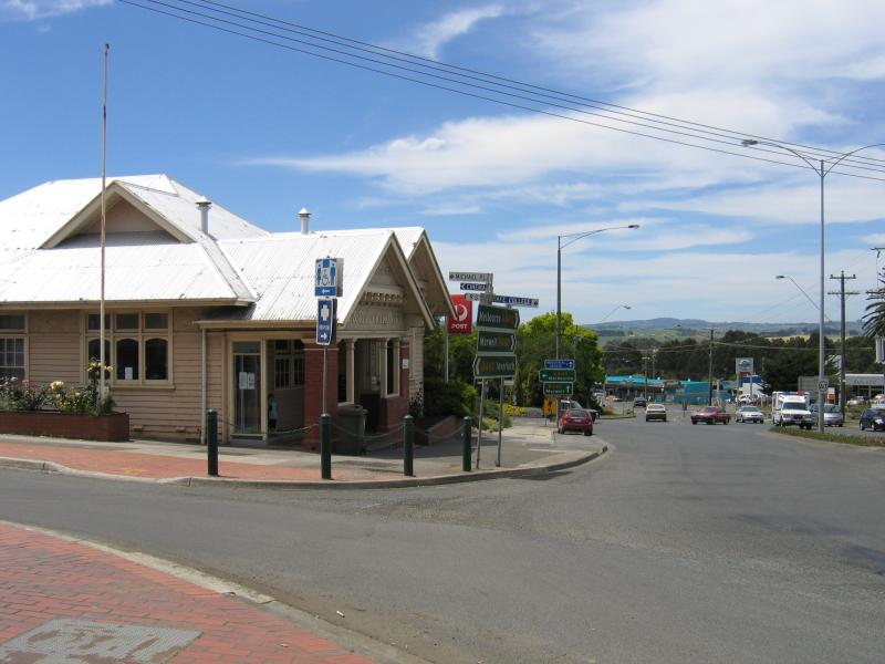 Leongatha - Commercial centre and shops: View north-east along McCartin St at Michael Pl