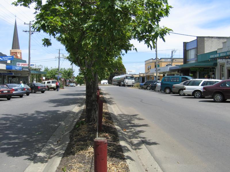 Leongatha - Commercial centre and shops: View south-west along McCartin St between Bair St and Bruce St