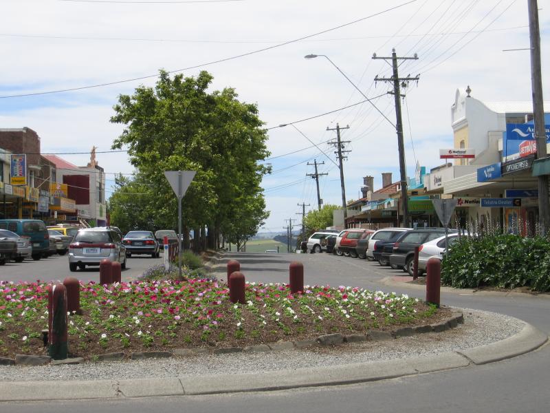 Leongatha - Commercial centre and shops: View north-east along McCartin St at Bruce St