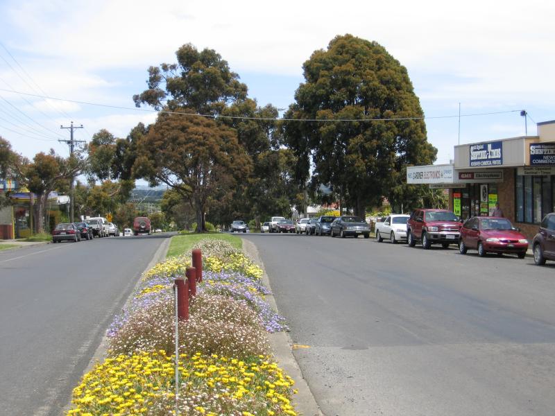 Leongatha - Commercial centre and shops: View south-west along McCartin St between Bruce St and Ritchie St