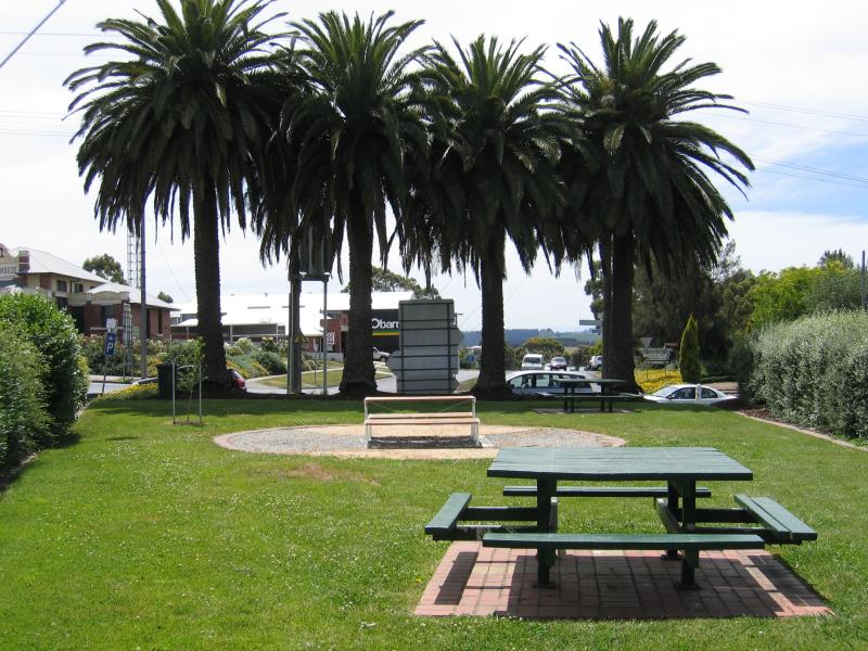 Leongatha - Railway station: Park at railway station car park and footbridge