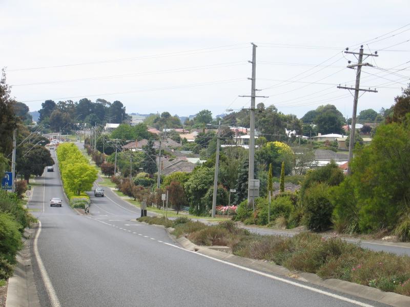 Leongatha - Around town: View north along Koonwarra Rd towards Parr St