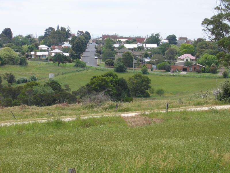 Leongatha - Around town: View north-west from corner of Parr St and Greenwood Pde