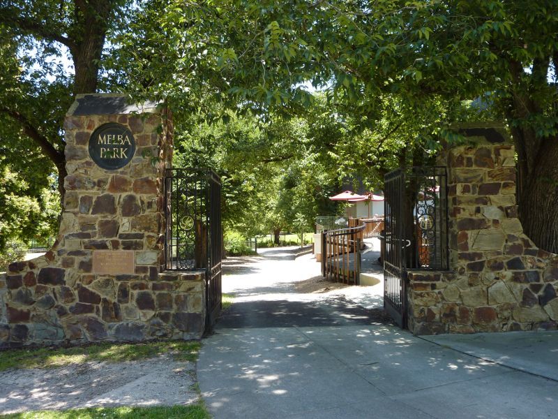 Lilydale - Melba Park, Castella Street: Entrance gates at corner of Castella St and Market St