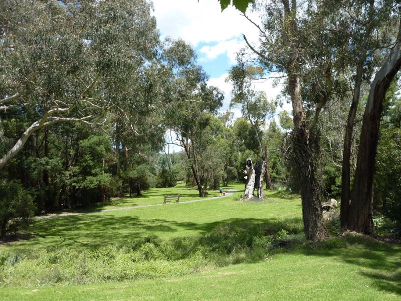 Lilydale - Eyrefield Park, Hardy Street: View south through park from Hardy St near Olinda Creek