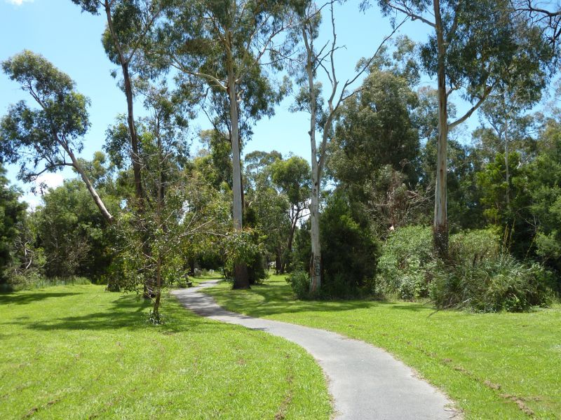 Lilydale - Eyrefield Park, Hardy Street: Pathway beside Olinda Creek