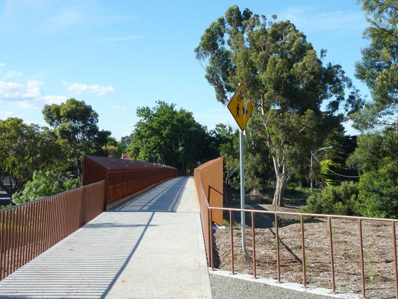 Lilydale - Lilydale to Warburton Rail Trail: View north along bridge over Maroondah Hwy
