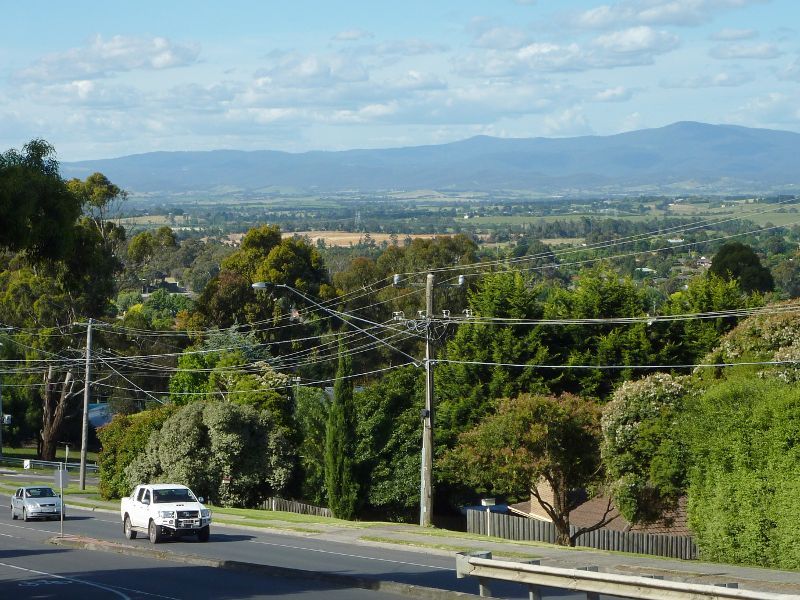 Lilydale - Victoria Road: North-easterly view, Victoria Rd at Allambi Rd