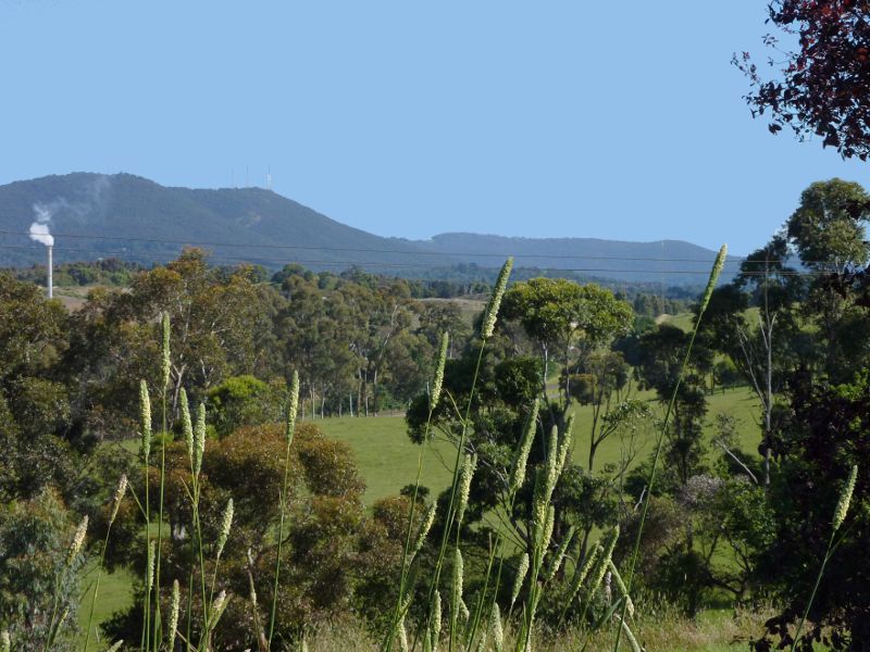 Lilydale - Maroondah Highway west of Lilydale town centre: Southerly view towards Mt Dandenong from east of Victoria Rd
