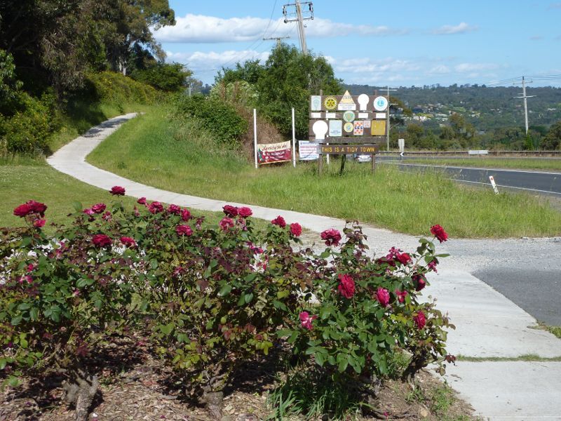Lilydale - Maroondah Highway west of Lilydale town centre: Maroondah Hwy at Victoria Rd