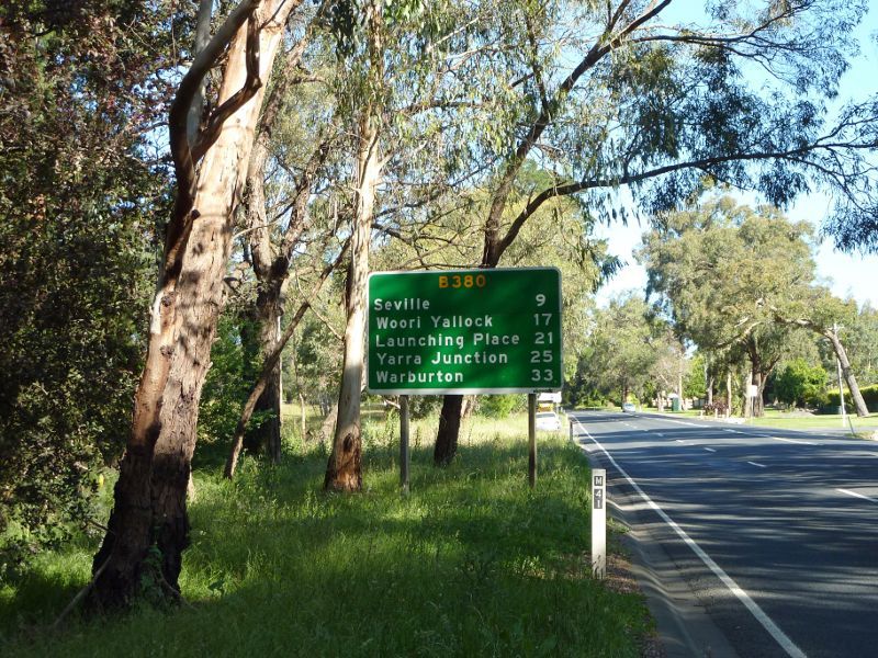 Lilydale - Warburton Highway: View south-east along Warburton Hwy near Glenside Cl