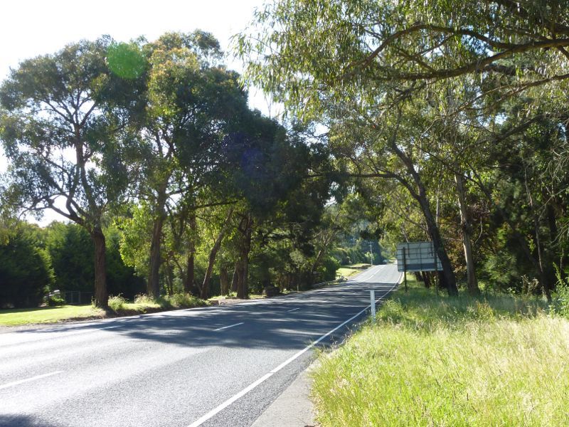 Lilydale - Warburton Highway: View north-west along Warburton Hwy near Glenside Cl