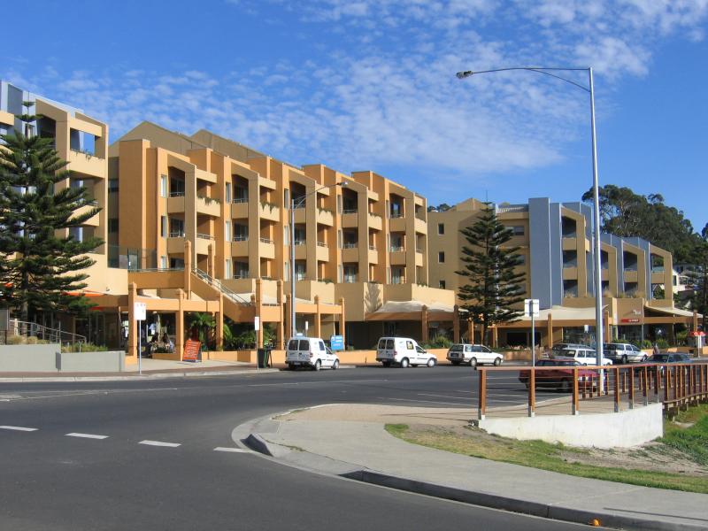 Lorne - Commercial centre and shops, Mountjoy Parade: View north along Mountjoy Pde at Bay St towards Cumberland Resort